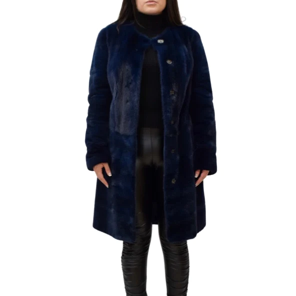 Woman in black wearing a dark blue stroller with detachable sleeves